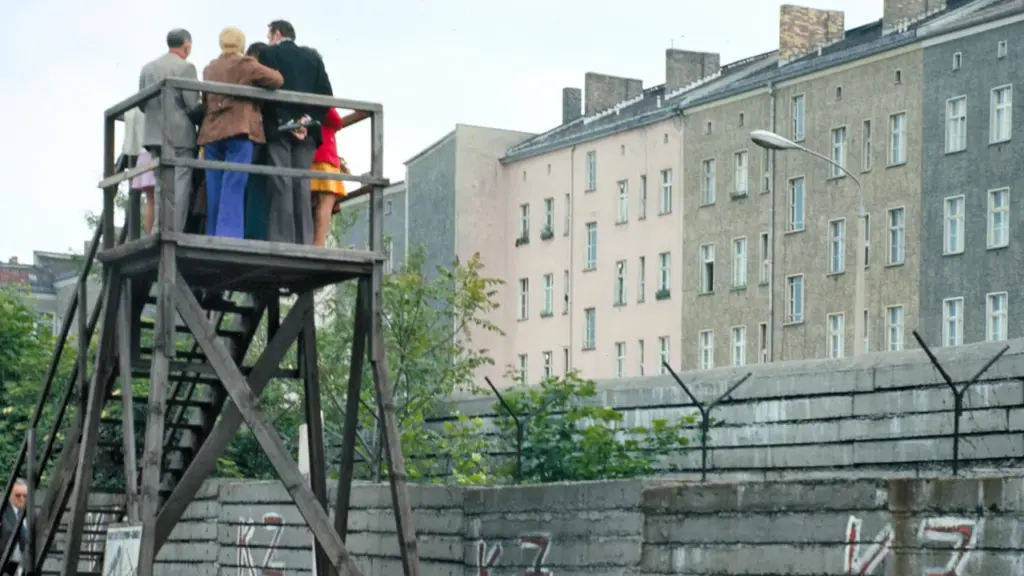 Historische Aufnahme der Berliner Mauer mit einem hölzernen Beobachtungsturm im Jahr 1974.