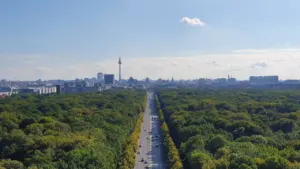 Blick von der Siegessäule auf die Straße des 17. Juni in Berlin