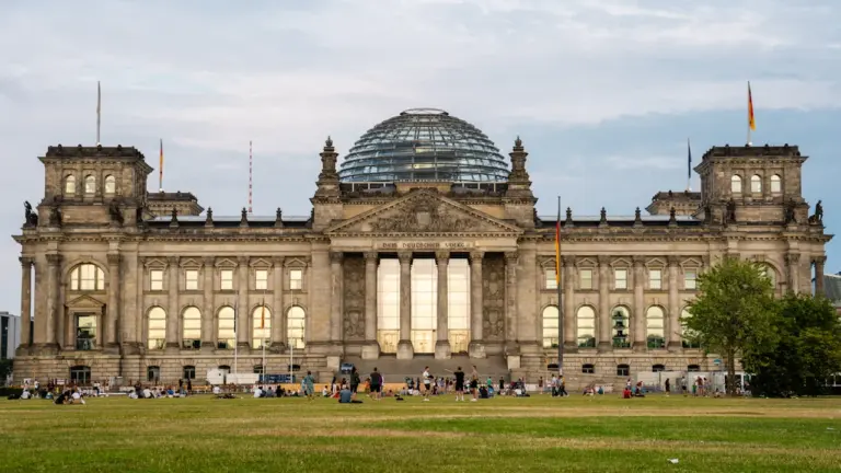 Das historische Reichstagsgebäude mit seiner Glaskuppel auf dem Platz der Republik in Berlin.