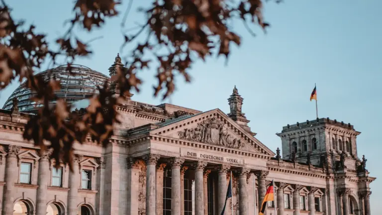 Die deutsche Flagge weht stolz vor dem historischen Reichstagsgebäude in Berlin.