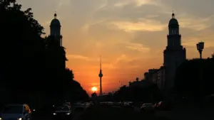 Stimmungsvoller Sonnenuntergang in Berlin mit Blick auf den Fernsehturm und die Karl-Marx-Allee.