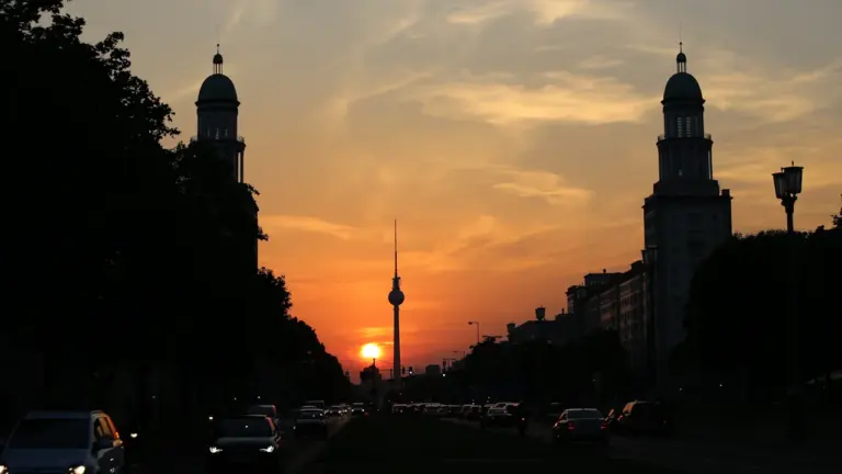 Stimmungsvoller Sonnenuntergang in Berlin mit Blick auf den Fernsehturm und die Karl-Marx-Allee.