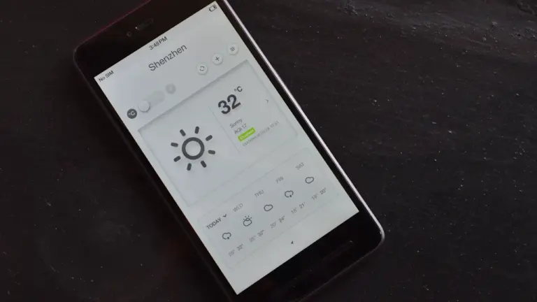Ein Smartphone zeigt eine Wetter-App mit hoher Temperaturanzeige zur Hitzewarnung.
