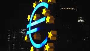 Das beleuchtete Euro-Symbol der Europäischen Zentralbank bei Nacht in Frankfurt am Main.