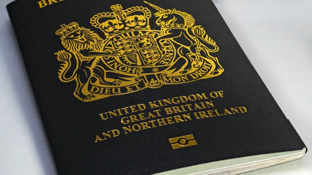 Ein dunkelblauer britischer Reisepass liegt auf einem neutralen weißen Untergrund.