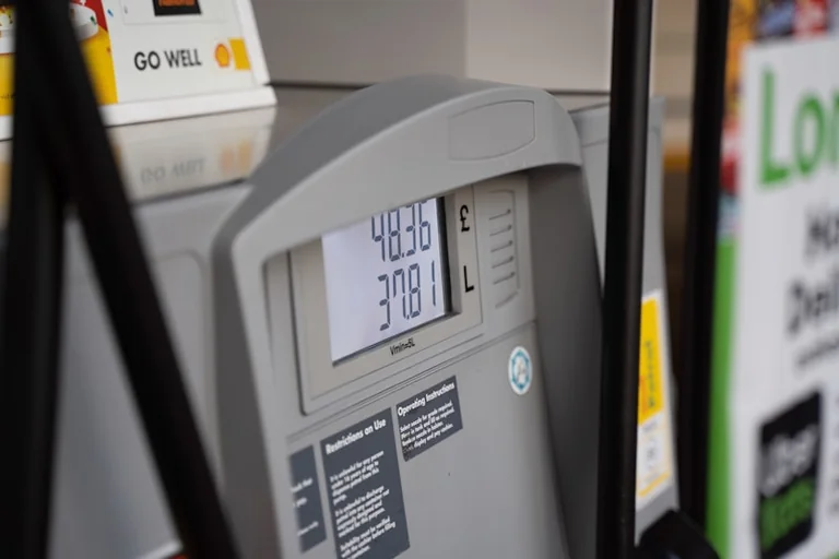 Günstiger tanken: So nutzen Sie Preiswellen auf Reisen richtig