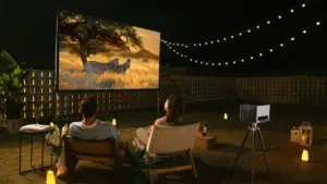 Ein entspannter Filmabend unter freiem Himmel im sommerlich beleuchteten Garten in Deutschland.