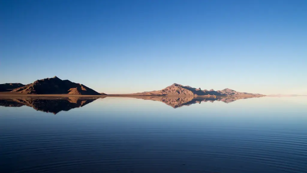 Spiegelnde Berglandschaft in ruhigem Wasser als Symbol für stoische Gelassenheit und innere Ruhe.