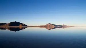 Spiegelnde Berglandschaft in ruhigem Wasser als Symbol für stoische Gelassenheit und innere Ruhe.