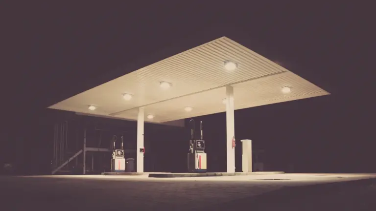 Nächtliche Tankstelle in Deutschland mit beleuchteten Zapfsäulen und modernem Vordach bei Nacht.