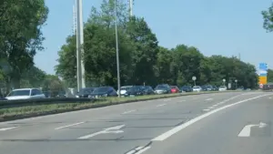 Autos stehen im dichten Verkehr auf einer vielbefahrenen Straße in Deutschland.