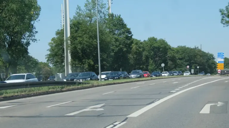 Autos stehen im dichten Verkehr auf einer vielbefahrenen Straße in Deutschland.
