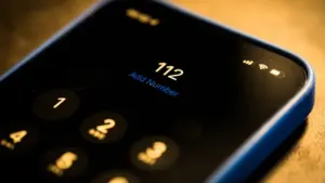 Nahaufnahme eines Smartphones mit der Notrufnummer 112 auf dem Display.