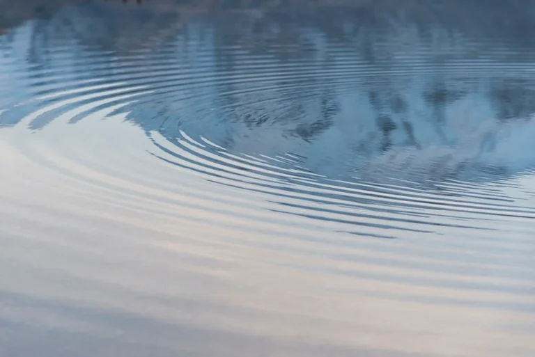 Wasser im Traum: Was Gefühle, Kultur und Erinnerung spiegeln