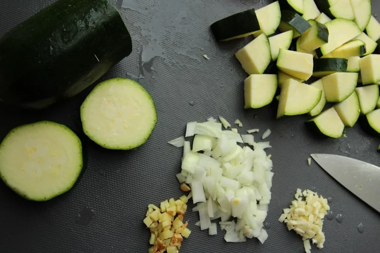 Zucchini-Pfanne mit Kirschtomaten und Feta im August