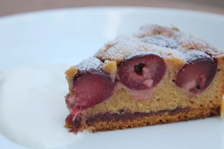 Zwetschgenkuchen vom Blech: Saftiger Hefeboden