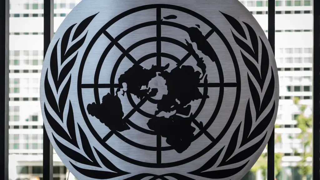 Das offizielle Logo der Vereinten Nationen am Hauptsitz in New York City.