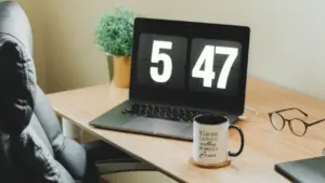 Moderner Schreibtisch mit Laptop und Kaffeetasse für fokussiertes Arbeiten im Büro.