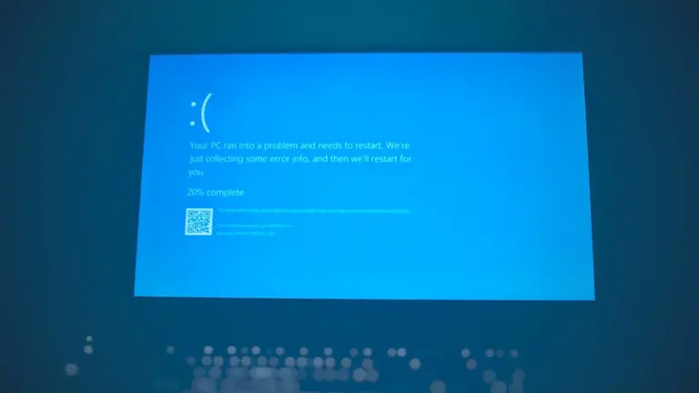 Ein blauer Bildschirm mit einer Fehlermeldung auf einem Computerbildschirm im Büro.