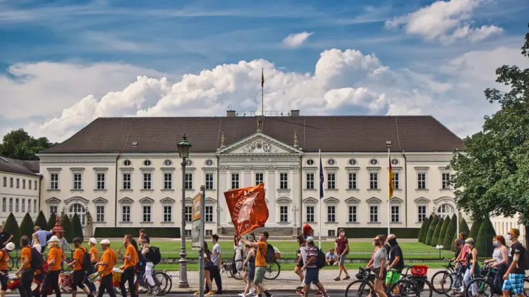 Menschen beim Spaziergang in einer deutschen Stadt bei Tageslicht für einen Artikel.