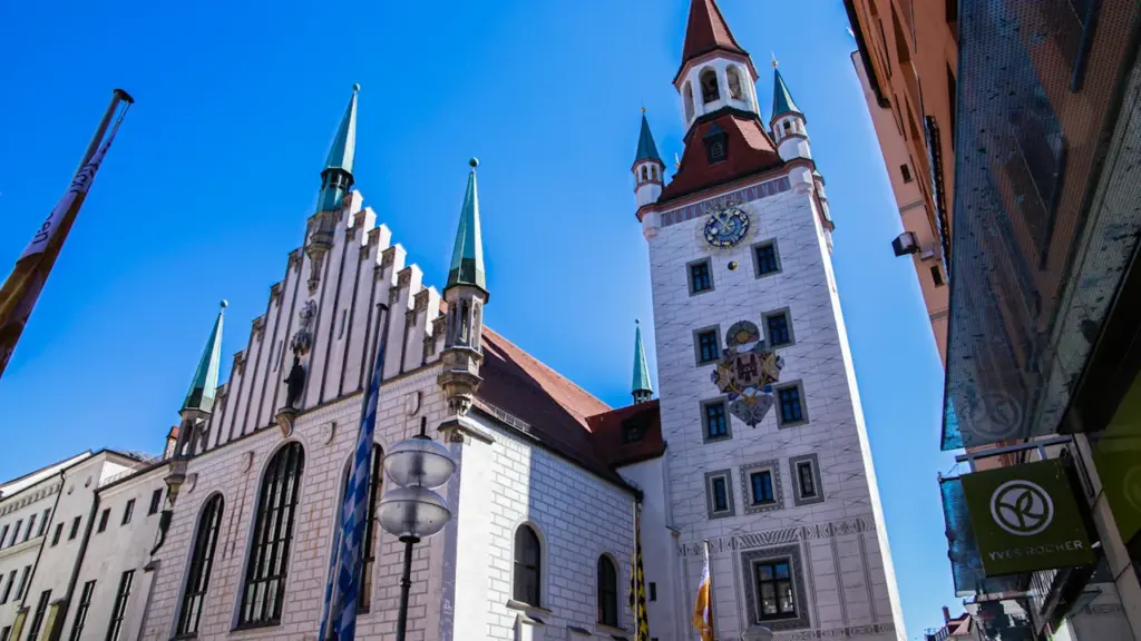 Münchner Altes Rathaus unter blauem Himmel mit bayrischer Flagge als Symbol für den Schulstart.