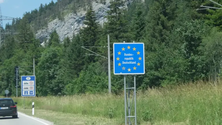 Ein EU-Grenzen-Schild an einer Bergstraße bei der Einfahrt nach Deutschland.