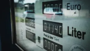 Digitale Preisanzeige einer Tankstelle in Deutschland mit Fokus auf Euro und Liter.