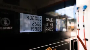Digitale Anzeige einer Zapfsäule mit Preis- und Literangaben beim Tankvorgang.
