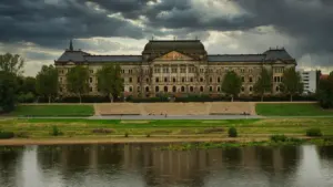 Ein monumentales historisches Regierungsgebäude unter einem dramatischen, wolkigen Himmel über einem Fluss.