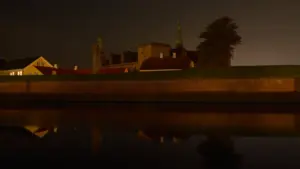 Kronborg Schloss bei Nacht unter einem sternenklaren Oktoberhimmel in Elsinore, Dänemark.