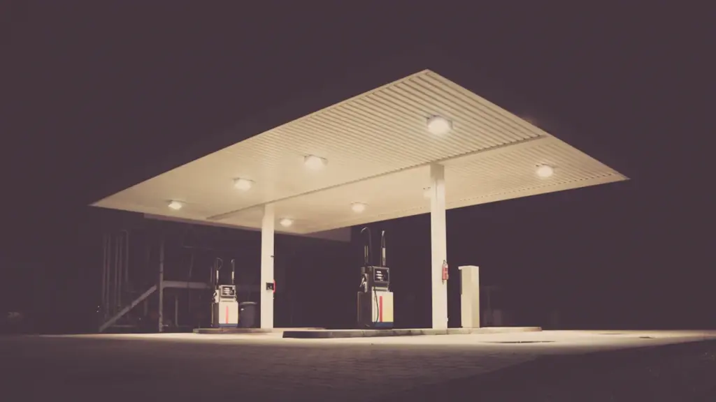 Beleuchtete Tankstelle bei Nacht in Deutschland, ideal für Preisvergleiche an Feiertagen.