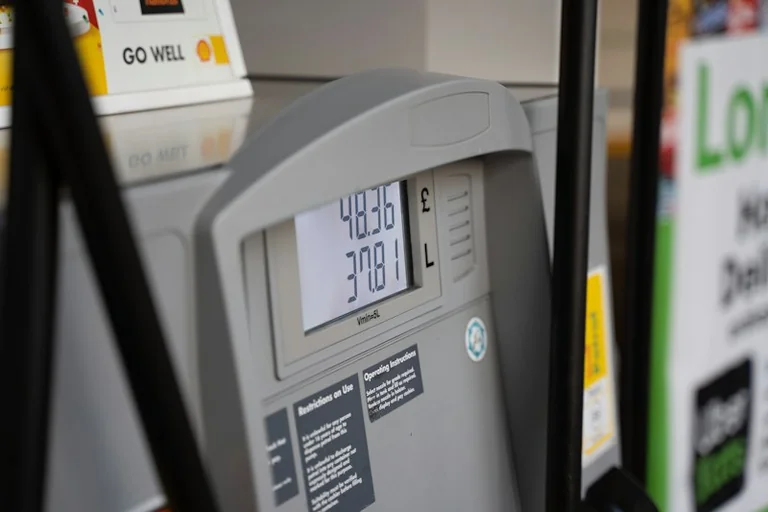 Tanken mit Umweg: Wann sich der günstigere Literpreis lohnt